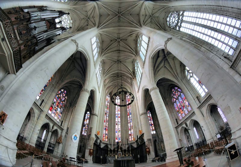 Ultra grand angle et contre plongée. Les monuments.