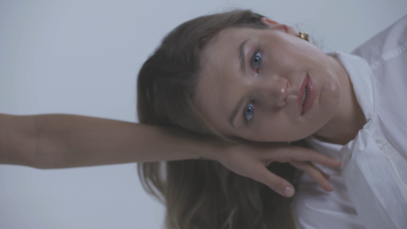 Elizabete Gaile turpina spīdēt ar jaunu dziesmu “Palaid manu roku vaļā’’