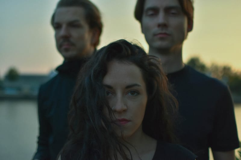 Grupa “Kautkaili” klajā laiž jaunu dziesmu “Kurš pirmais?”