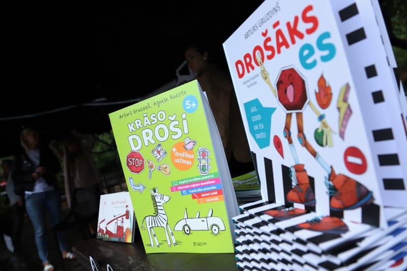 Klajā nāk Artura Gruzdiņa bērnu dzejoļu grāmata “Drošāks es” ar Agneses Rudzītes ilustrācijām