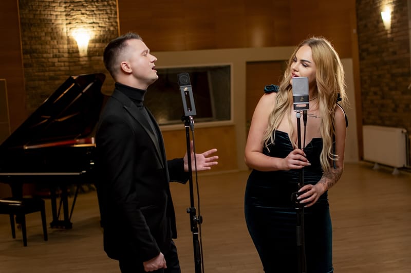Skaistā mīlas duetā sadziedājušies Nikolajs Puzikovs un Adriana Miglāne