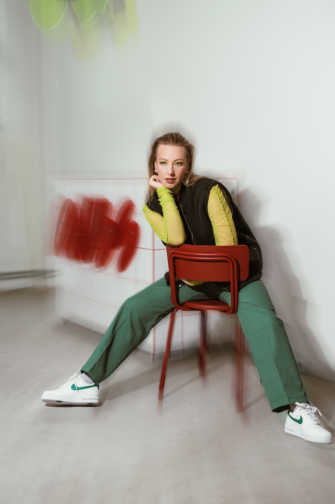 ESTERE atgriežas ar jaunu singlu "Vājprātā"