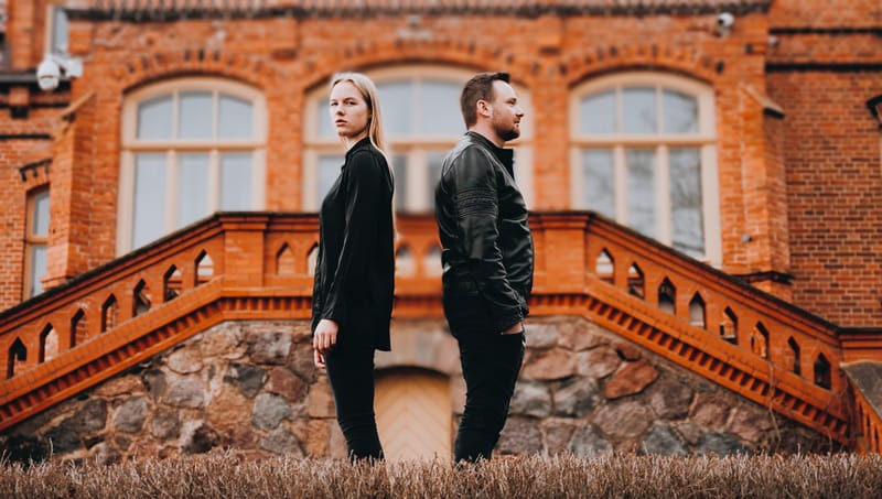 Jauns duets – Aleksa Valtere un Artūrs Jauntēvs publicē dziesmu “Sadegtu ugunī”