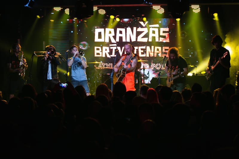 "Oranžās brīvdienas" izdod albumu "Ārā"