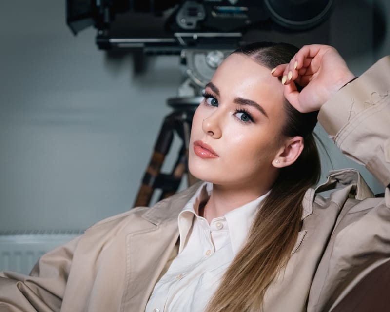 Dziedātāja DIONA jaunajā dziesmā publiski atzīstas mīlestībā