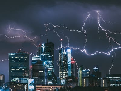 画面に雷マーク⚡がでるときは？