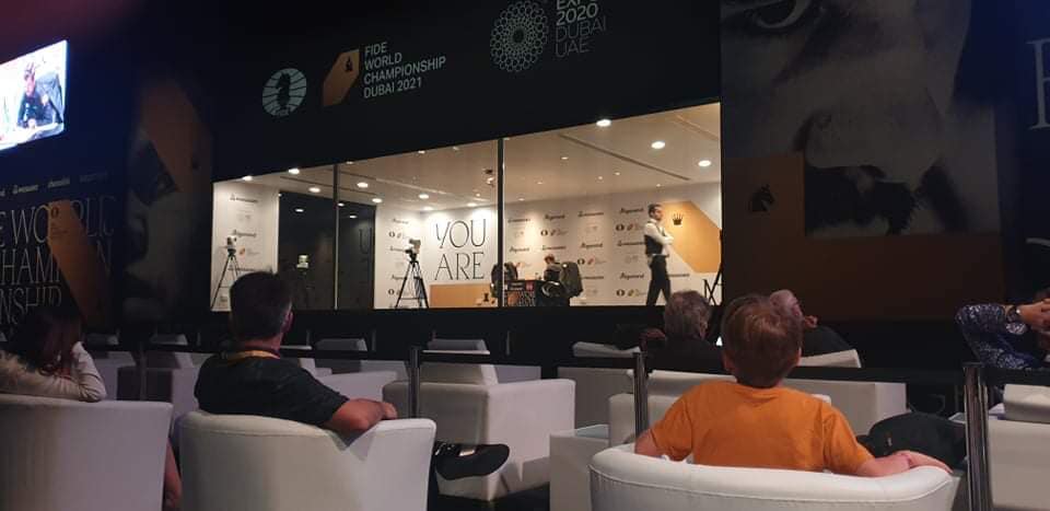 นายสหพล นาควานิช นายกสมาคมกีฬาหมากรุกสากลแห่งประเทศไทย เข้าร่วมชมงานแข่งขันชิงแชมป์โลก 2021 ที่ดูไบ