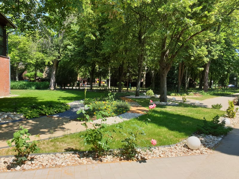 Hotel Club Tihany parkjában új ágyások kialakítása