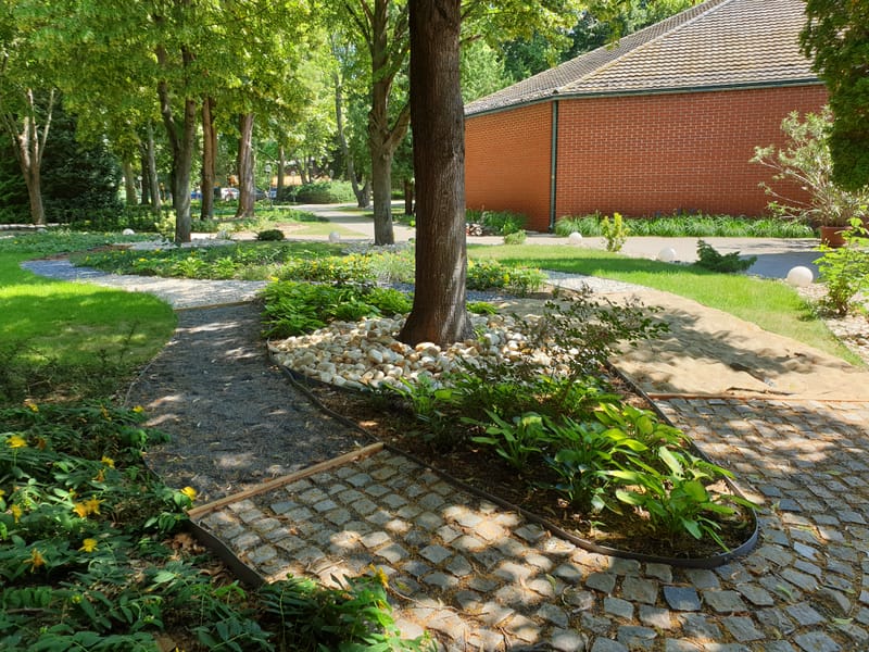 Hotel Club Tihany parkjában új ágyások kialakítása