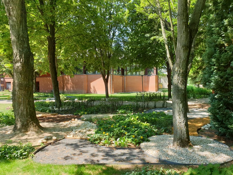 Hotel Club Tihany parkjában új ágyások kialakítása