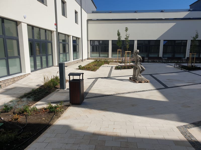 Balatonfüred, Lóczy Lajos gimnázium belső udvara