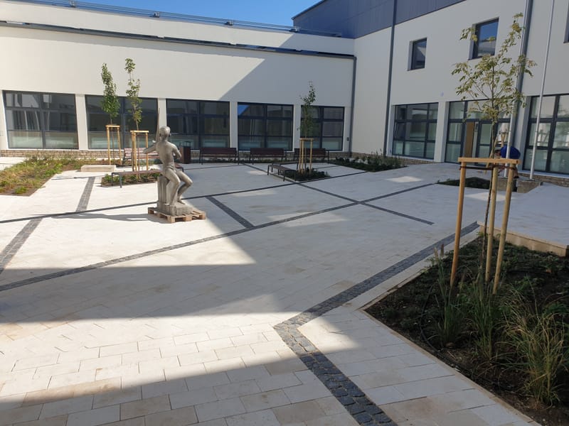 Balatonfüred, Lóczy Lajos gimnázium belső udvara