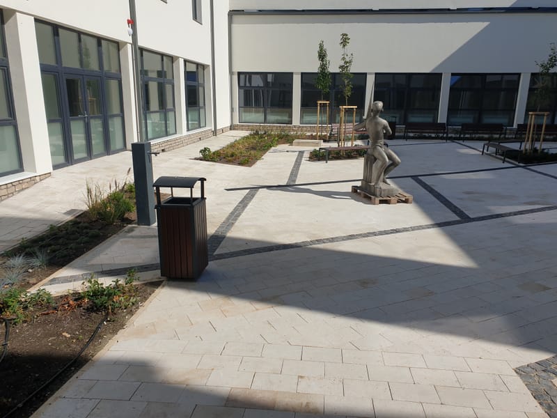 Balatonfüred, Lóczy Lajos gimnázium belső udvara