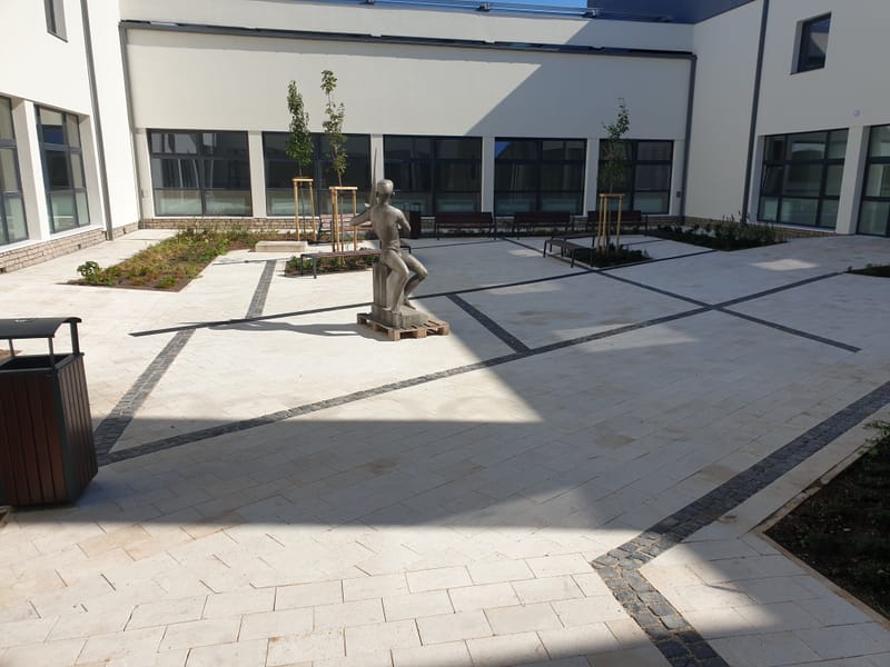 Balatonfüred, Lóczy Lajos gimnázium belső udvara