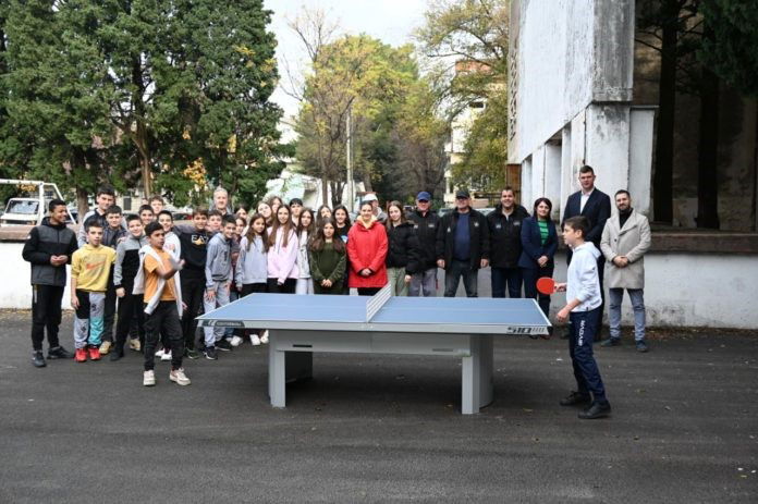 U dvorištu Osnovne škole „ Savo Pejanović” postavljen sto za stoni tenis.
