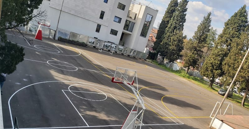 Iscrtan poligon u školskom dvorištu