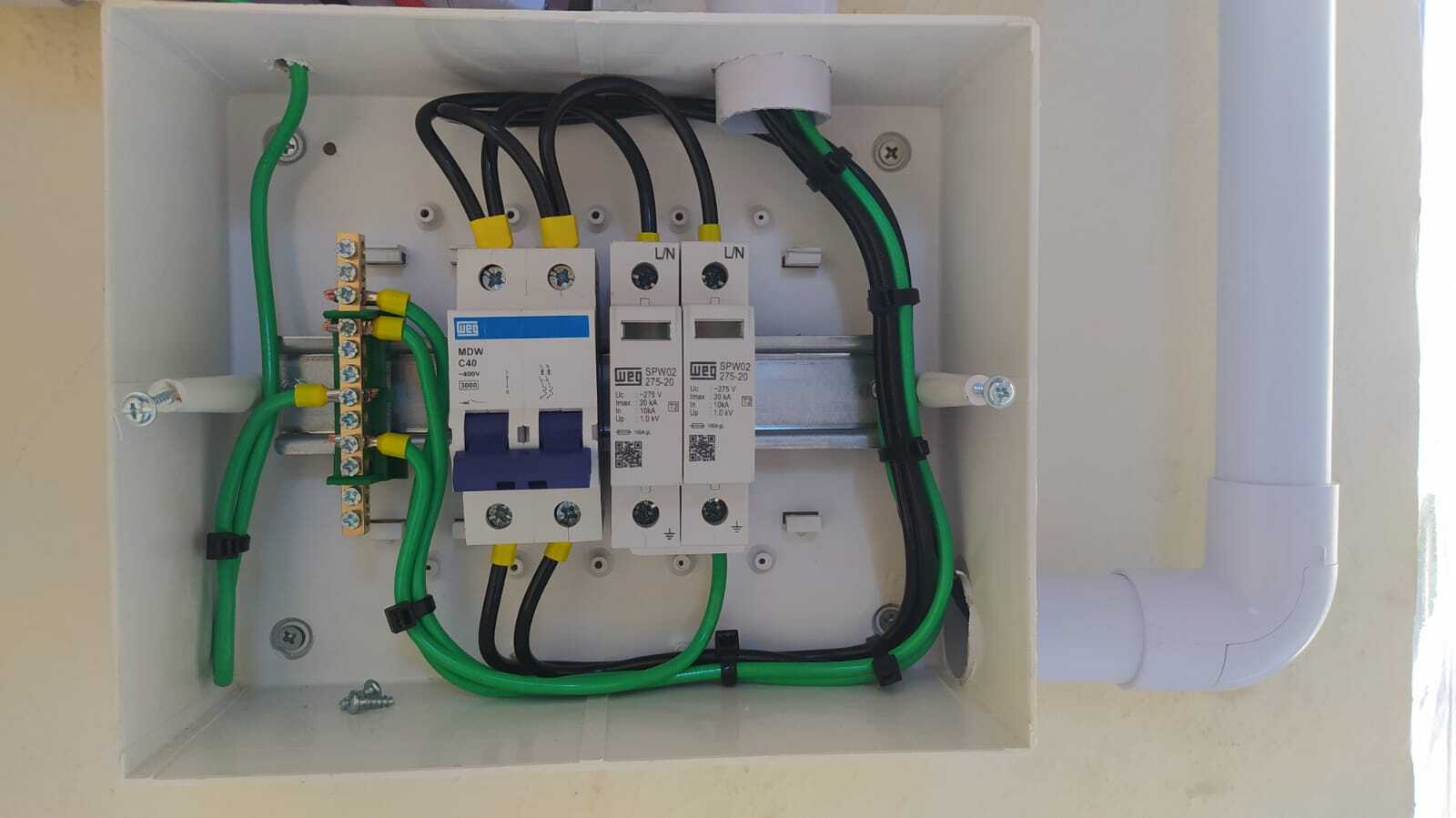 Produção média 400 Khw/mês 