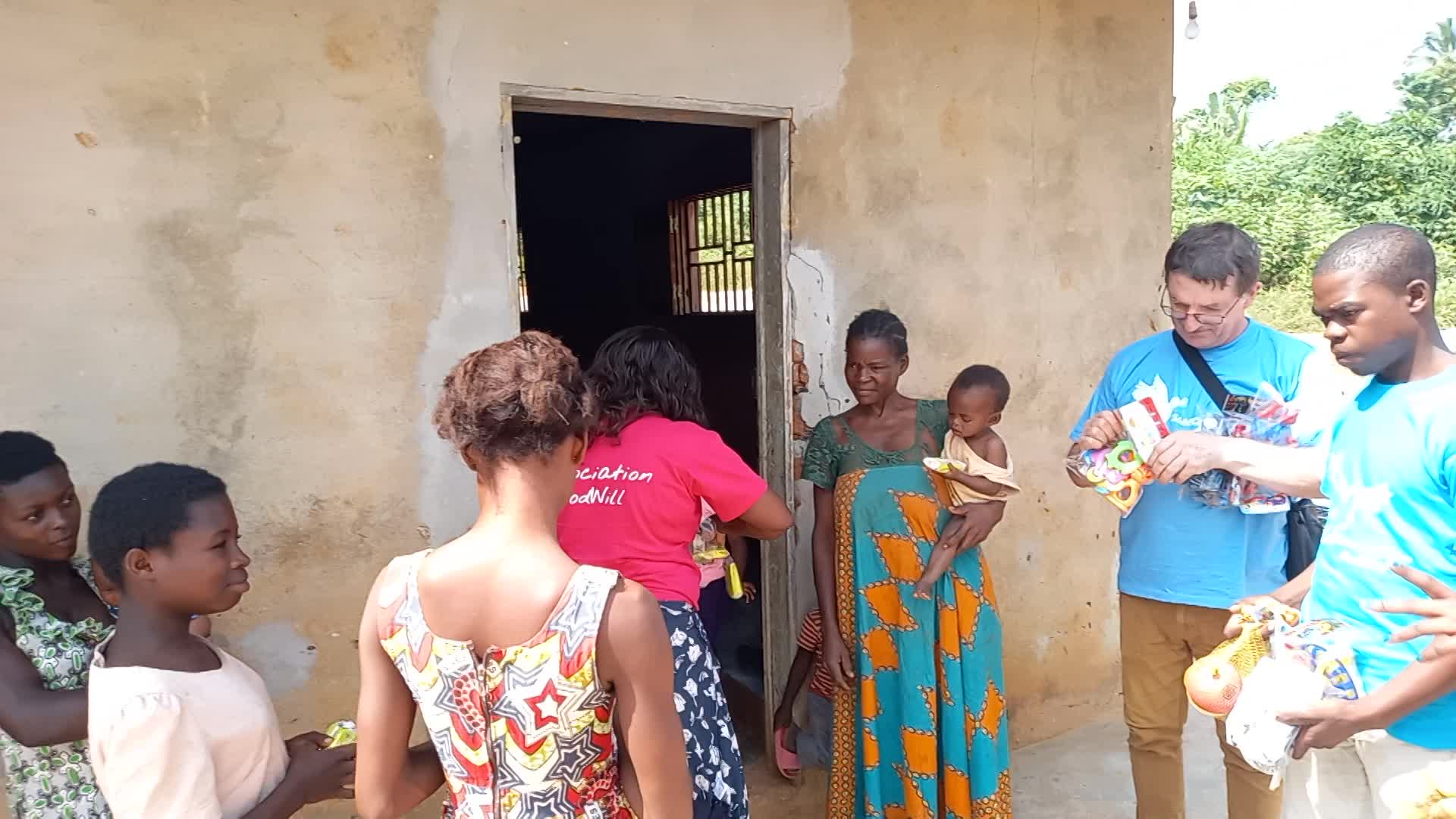 remises de jouets aux enfants