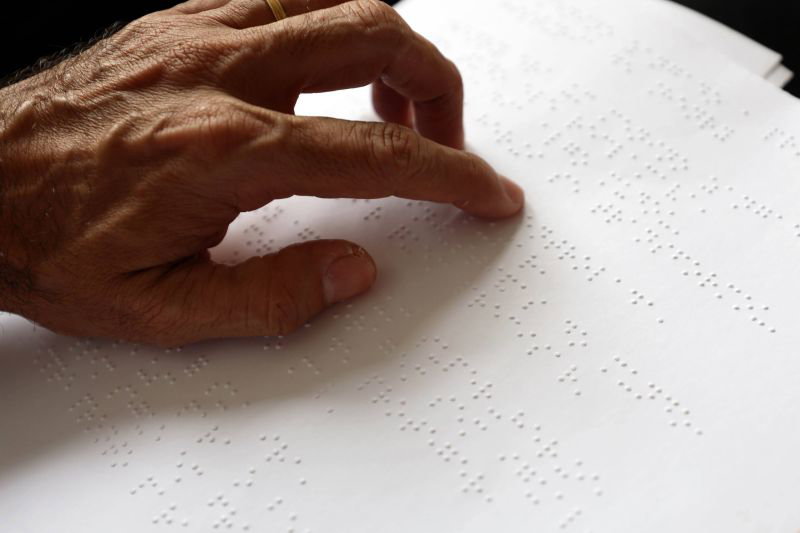 Estudantes com deficiência visual celebram conquistas com alfabetização em braille.