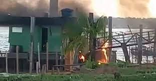 Casal fica ferido após barco explodir e incêndio atingir posto de combustíveis flutuante no Pará