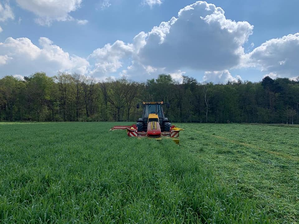Maaien, schudden, rellen persen en wikkelen