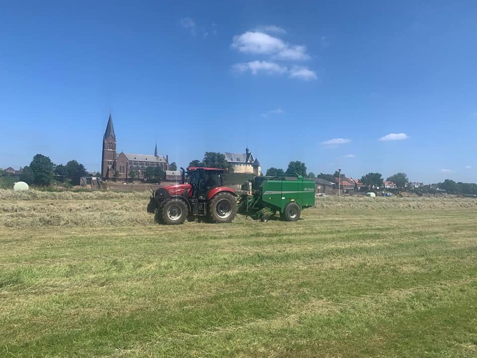 Maaien, schudden, rellen persen en wikkelen