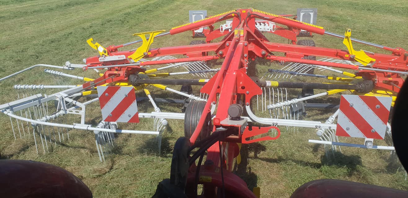 Maaien, schudden, rellen persen en wikkelen