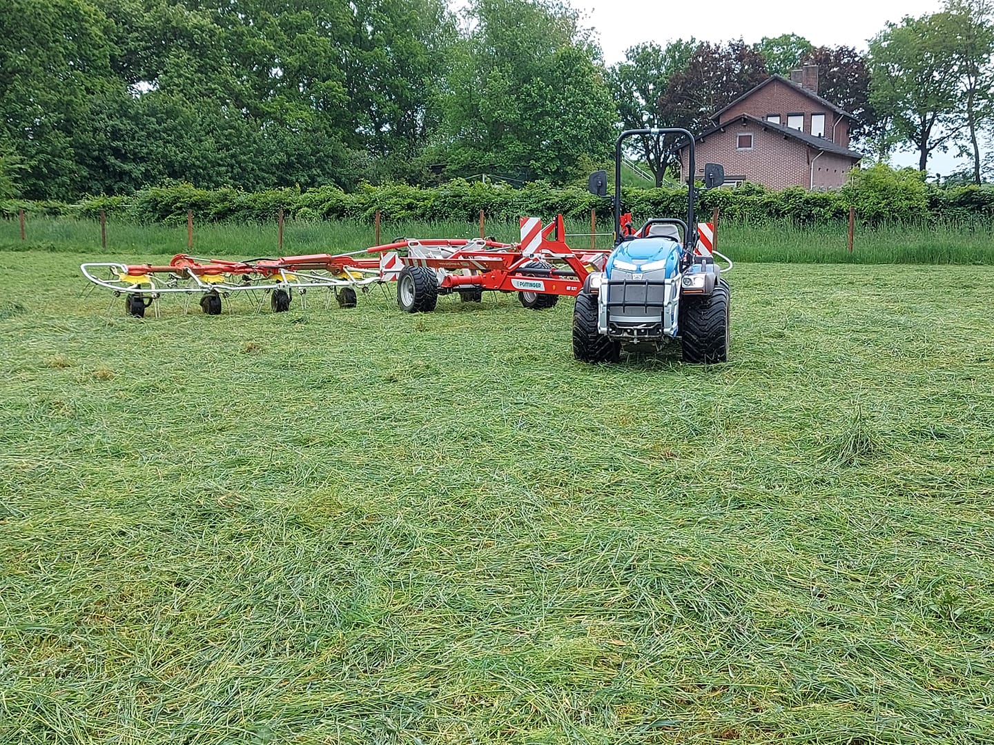 Maaien, schudden, rellen persen en wikkelen