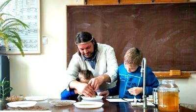 Альтернатива пластику: у Житомирі відкрили біолабораторію, де навчають дітей створювати екологічні речі.
