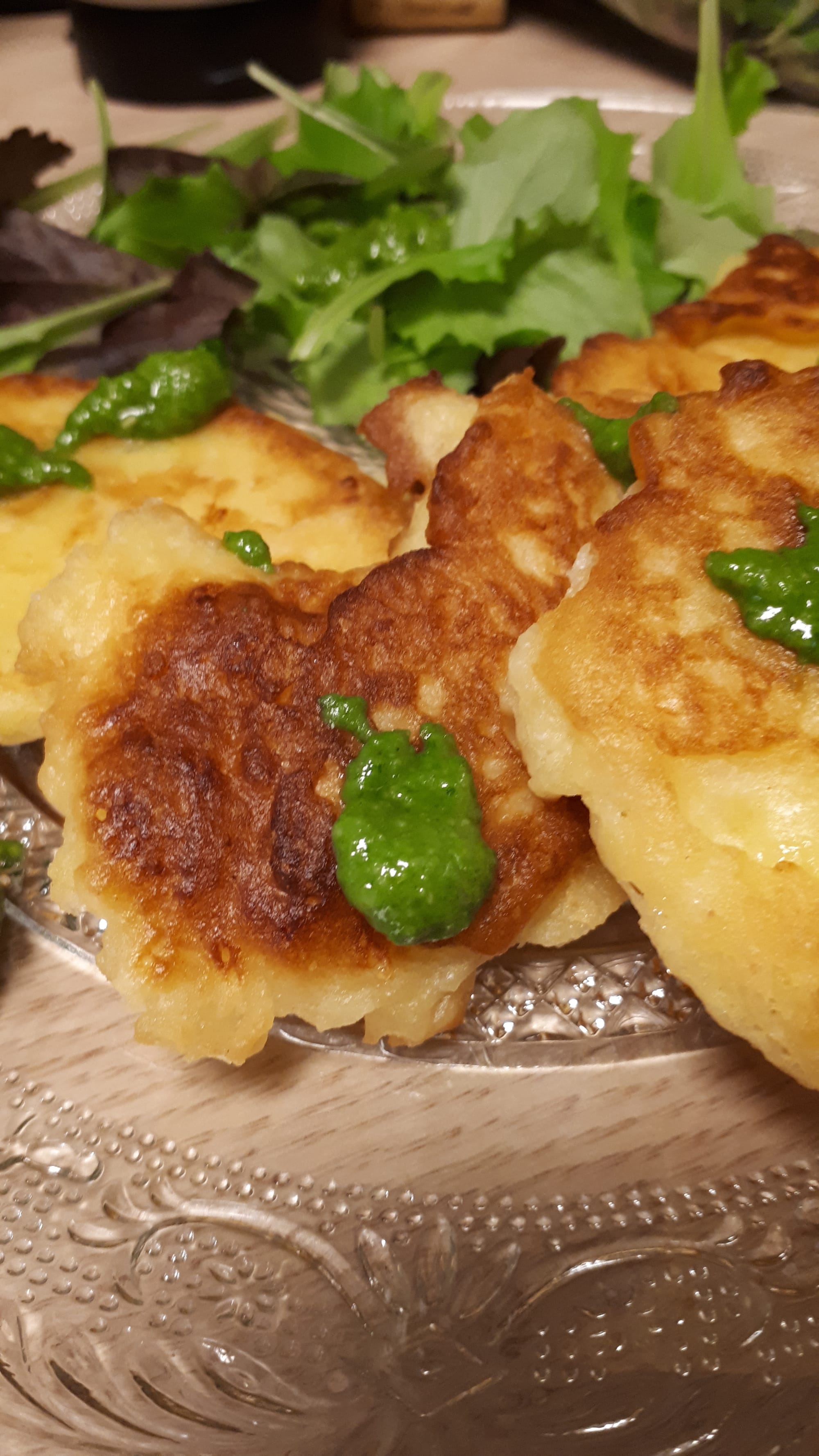 Resteverwertung-Kartoffelküchlein aus Kartoffelbrei mit Rucola-pesto