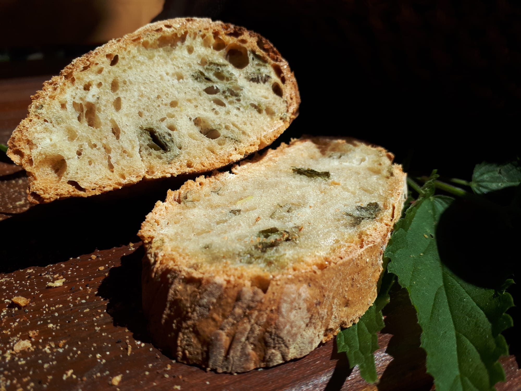 Wurzelbrot mit Brennnessel und Bärlauch