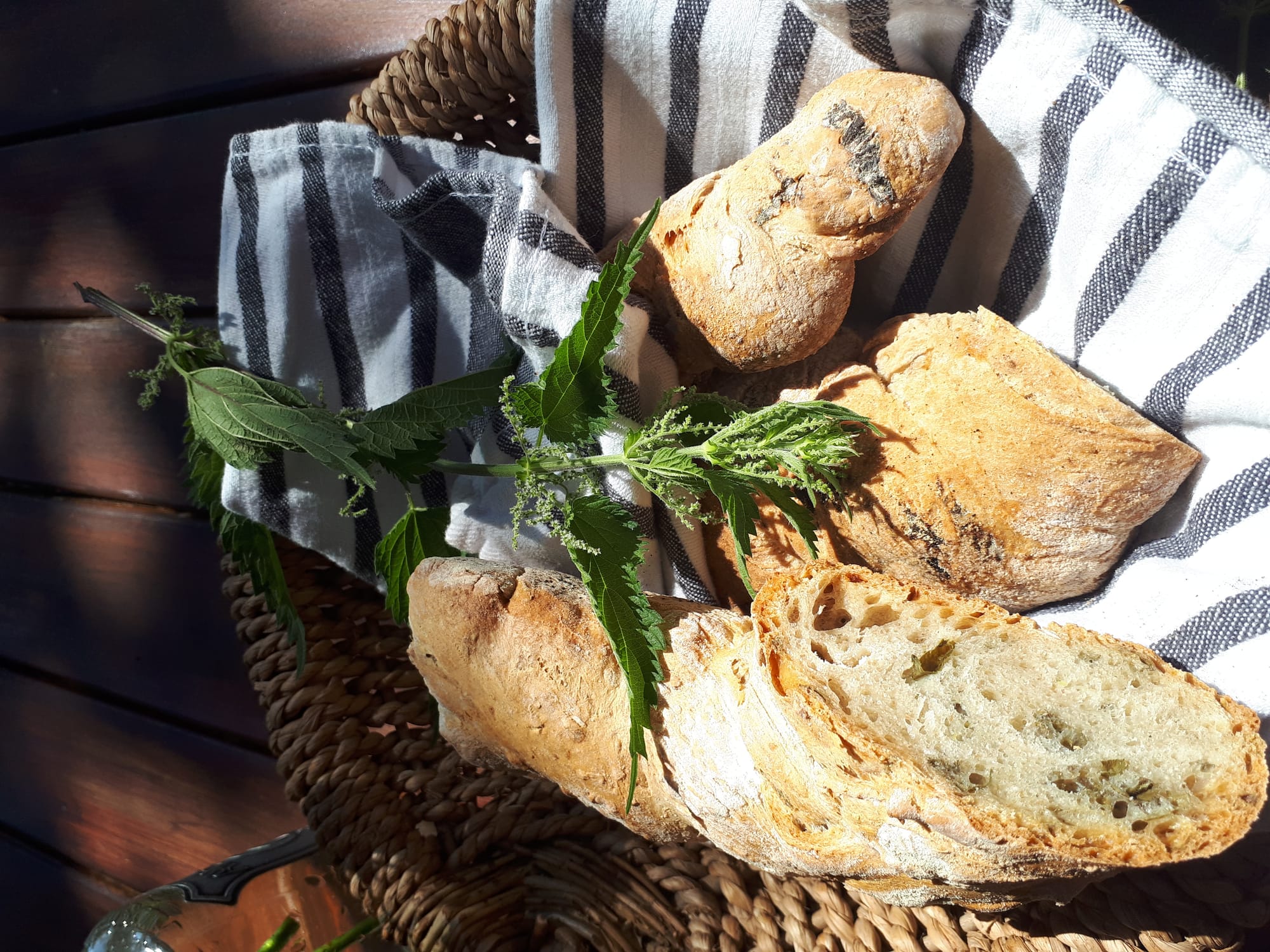 Wurzelbrot mit Brennnessel und Bärlauch