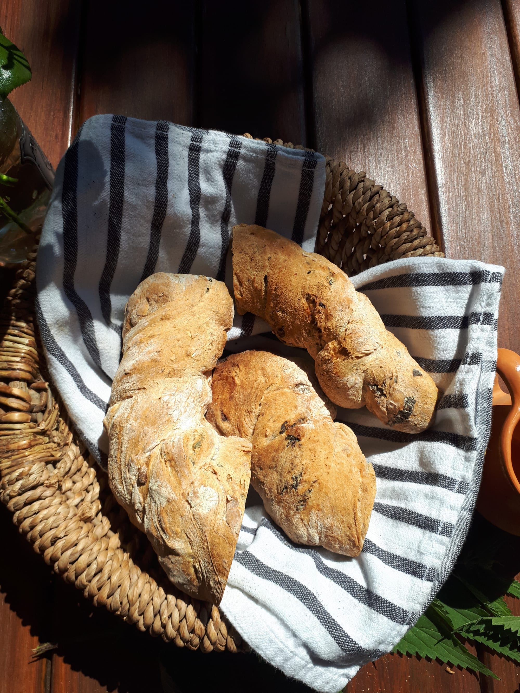 Wurzelbrot mit Brennnessel und Bärlauc