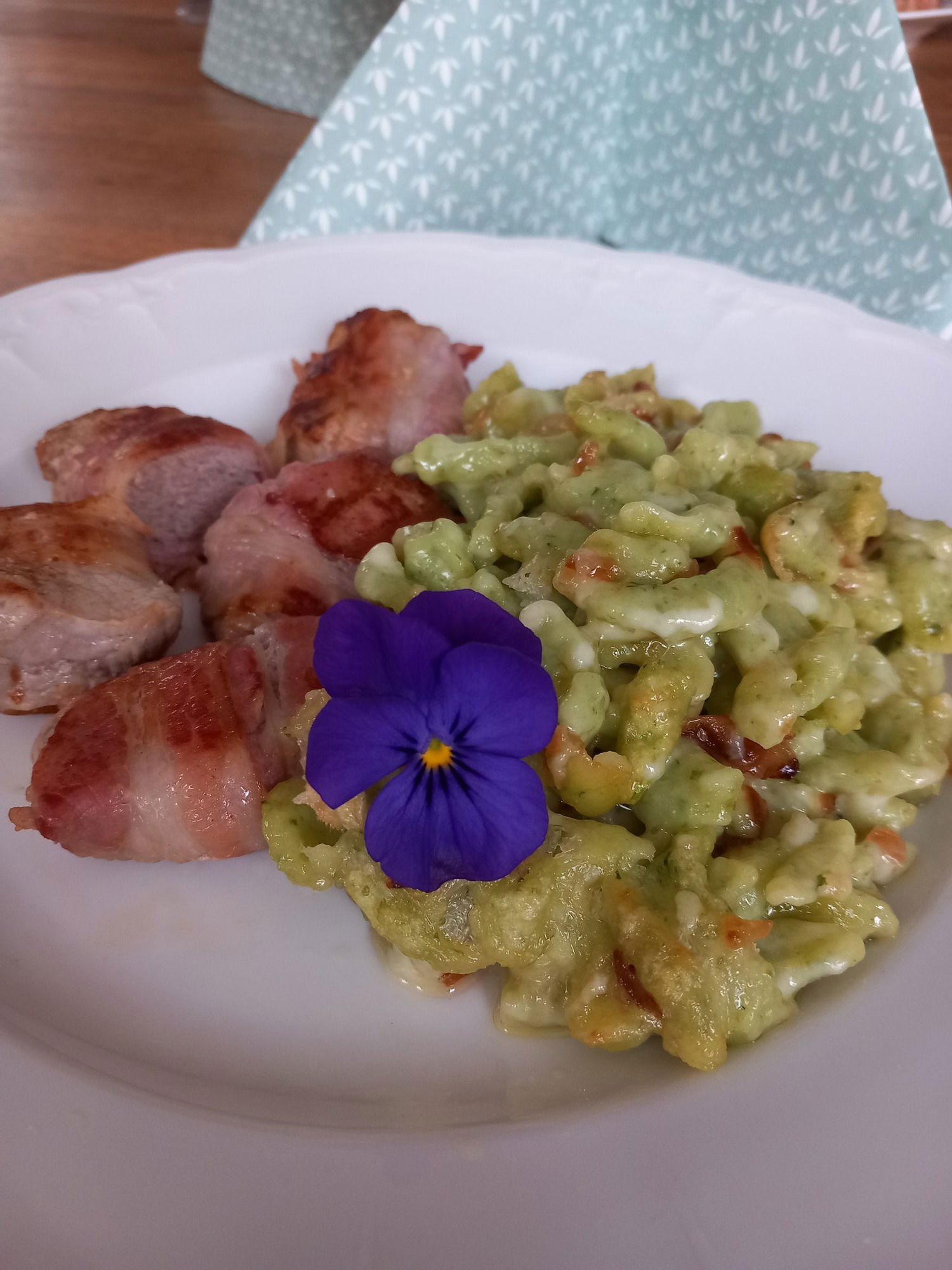 Bärlauch  Käsespätzle mit Filet im Speckmantel