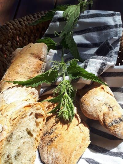 Bärlauch und Brennnessel Wurzelbrote aus den Holzbackofen