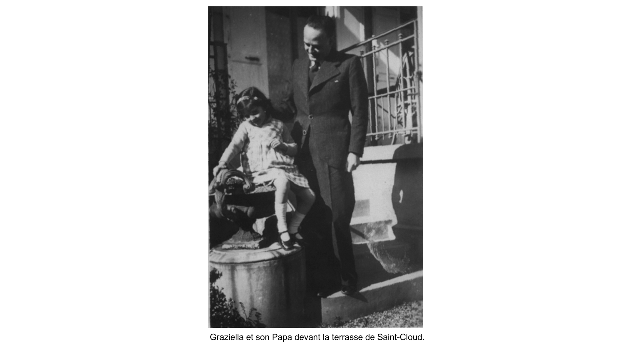 Graziella avec sa grande sœur, sa Maman et son Papa.