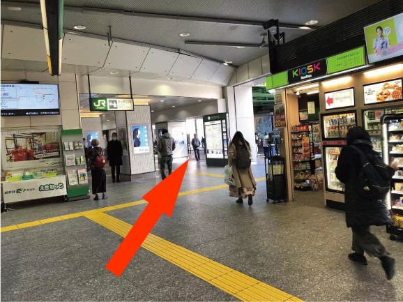 改札口を出て左側に進みます。