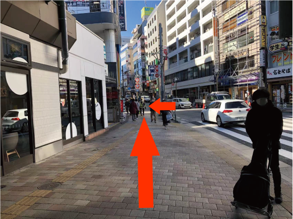 交差点を左に曲がります。