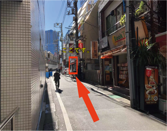 約10秒ぐらい歩いて右側です