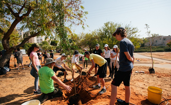 אירוע שתילת עצים ביער המאכל הראשון באשדוד