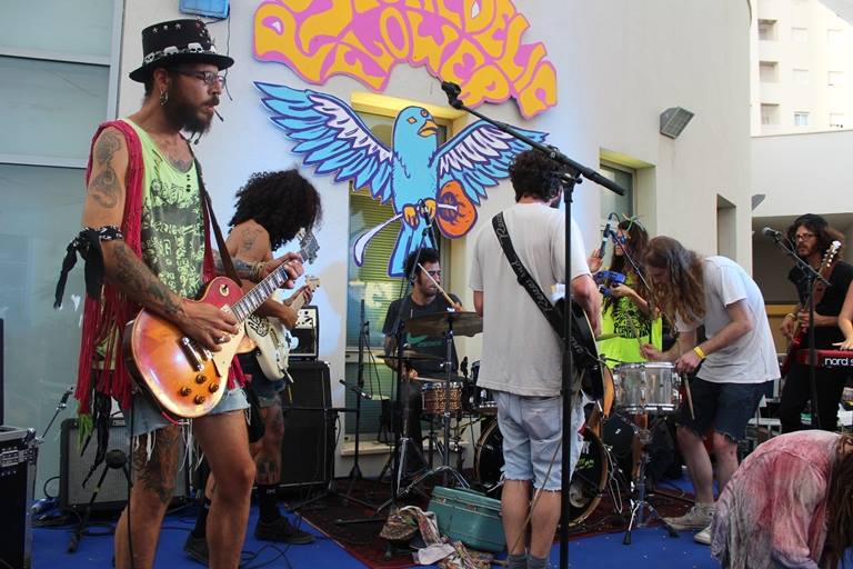 פסטיבל רוקנ'רול בחצר של מרכז הצעירים של אשדוד