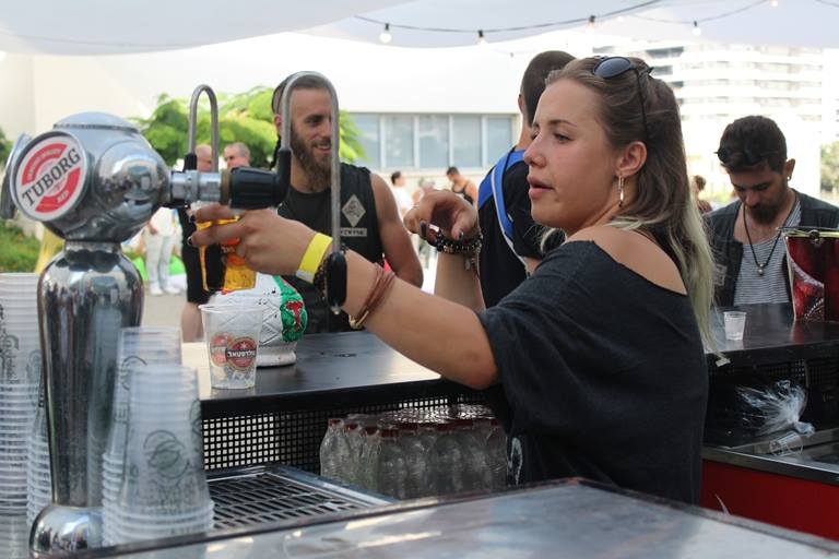 פסטיבל רוקנ'רול בחצר של מרכז הצעירים של אשדוד