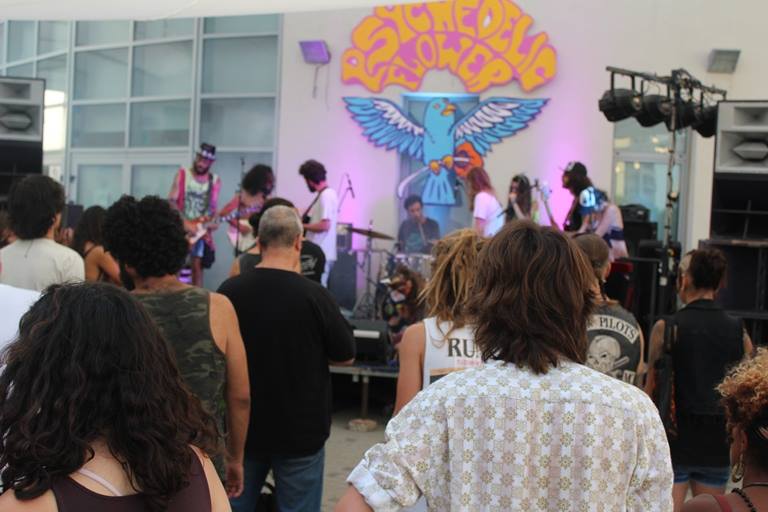 פסטיבל רוקנ'רול בחצר של מרכז הצעירים של אשדוד