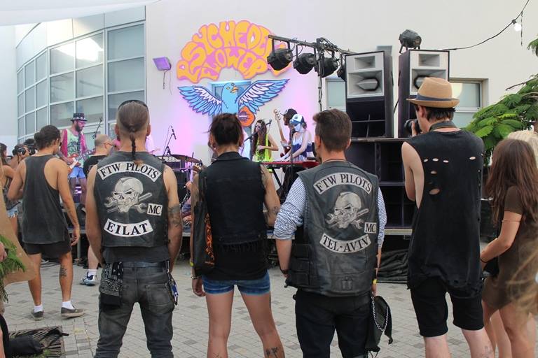 פסטיבל רוקנ'רול בחצר של מרכז הצעירים של אשדוד