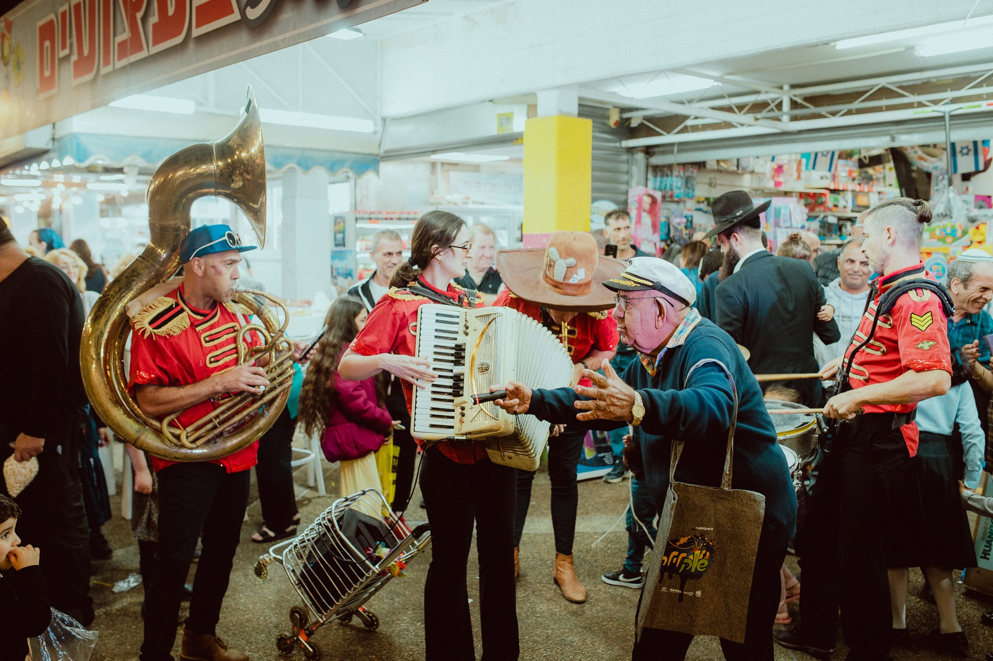 שוק ו' פעל אל תוך הלילה עם מופעי רחוב, מוזיקה, אוכל ועוד