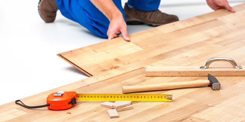 Pose de parquet, aménagement de dressing et porte intérieure