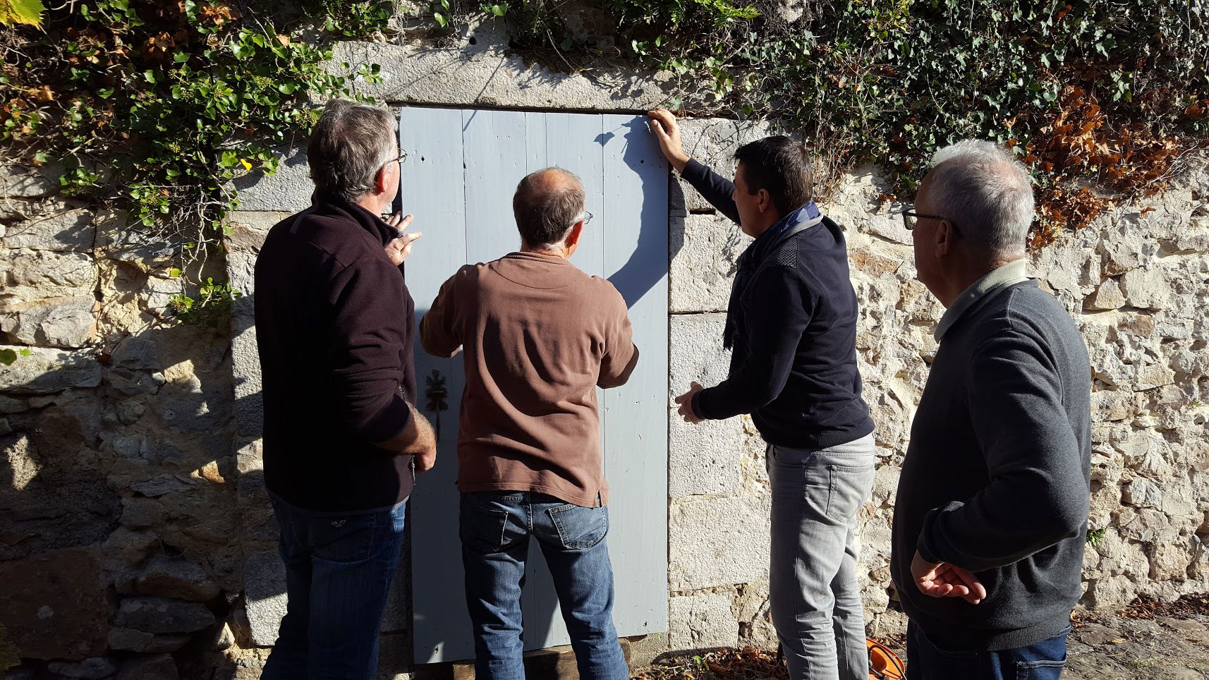 Pose de la porte en trompe l'oeil en face du lavoir