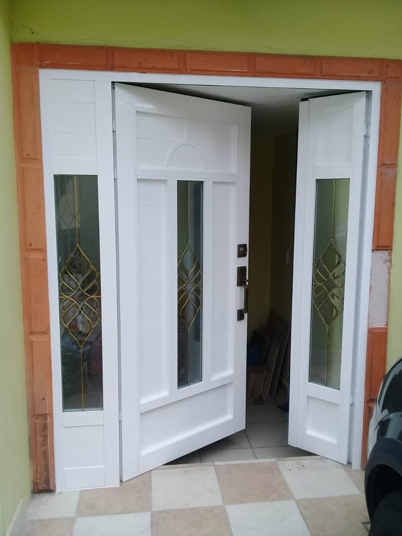 Puerta entrada principal con fijo y semifijo - Diseño en Aluminio