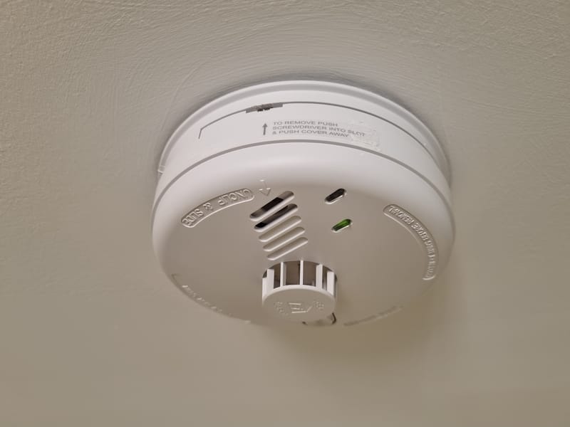 How to replace the battery in the smoke alarm
