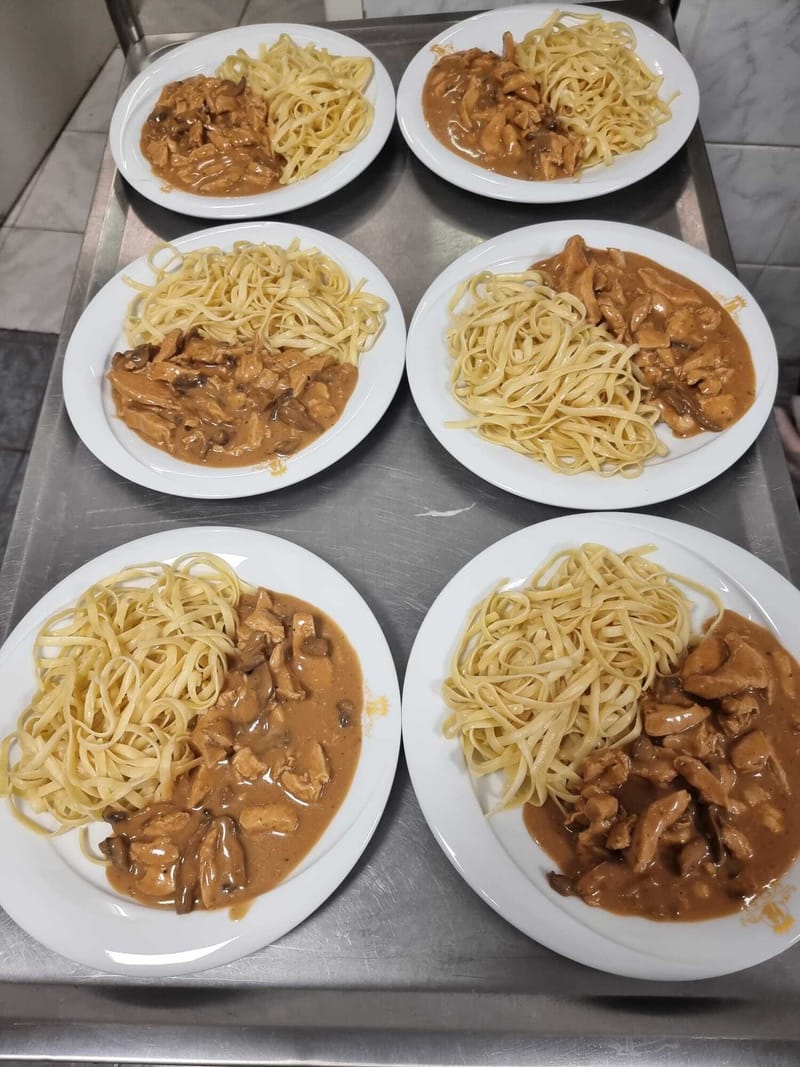 Fleischgericht mit Champignons und Nudel